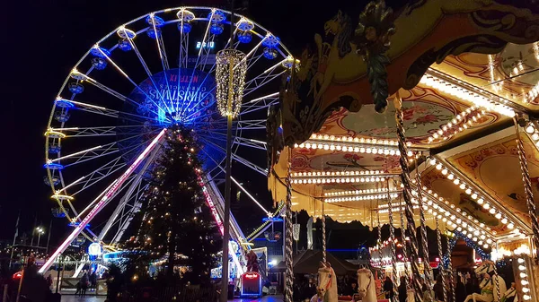 アムステルダム オランダ 12月 2018 クリスマスマーケットを楽しんでいる人々 公園は毎年12月にオープンしており 大きなホイール アイスリンク その他多くのアトラクションが含まれています — ストック写真