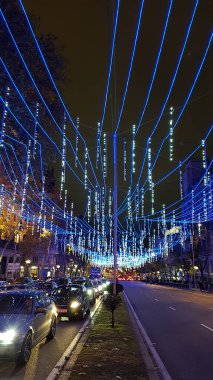 Madrid, İspanya - 15 Aralık 2018: Calle de Alcala caddesinde Noel neon ışığı süslemesi. Puerta del Sol anıtında başlıyor ve kuzeydoğu yönünde 11 km devam ediyor..
