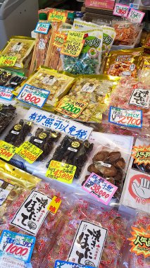 Tokyo, Japonya - 20 Nisan 2019: Satılmak üzere sergilenen birçok şeker paketi. Japon şekeri birçok farklı boyutlarda, şekillerde ve tatlarda bulunabilir..
