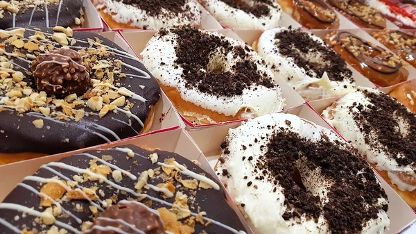 Veel Donuts Met Verschillende Glazuur — Stockfoto