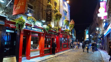 Dublin, İrlanda - 08 Mayıs 2018: Tapınak Bar bölgesinde yürüyen turistler. Burası şehrin merkezindeki kültürel bir semt ve restoran, bar ve gece kulüpleriyle dolu..