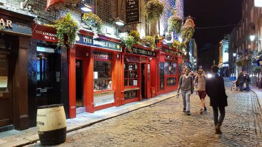 Dublin, İrlanda - 08 Mayıs 2018: Tapınak Bar bölgesinde yürüyen turistler. Burası şehrin merkezindeki kültürel bir semt ve restoran, bar ve gece kulüpleriyle dolu..