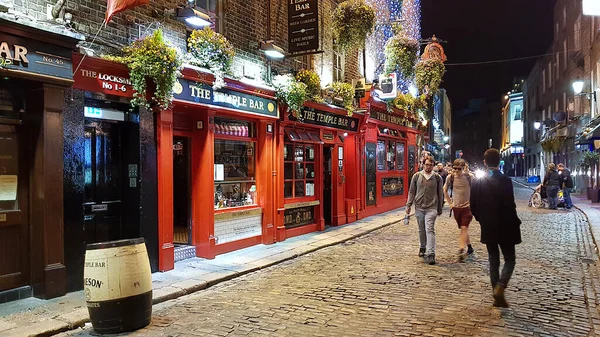 Dublín Irlanda Mayo 2018 Turistas Caminando Por Área Temple Bar —  Fotos de Stock