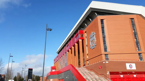Liverpool, İngiltere - 1 Nisan 2017: Anfield Stadyumu, Liverpool Futbol Kulübü 'nün evi. Burası İngiltere 'deki en büyük altıncı futbol stadyumu..