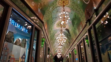 Amsterdam, Hollanda - 03 Ocak 2019: Beurspassage alışveriş caddesinin manzarası. Geçit caddeleri birbirine bağlıyor Damrak ve Nieuwendijk .