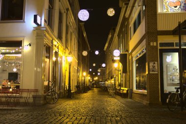 Leiden, Hollanda - 24 Aralık 2018: Noel için dekore edilmiş şehir merkezi manzarası. Noel pazarı, Avrupa 'da yüzen birkaç tatil pazarından biri olan botların üzerine kurulmuştur..