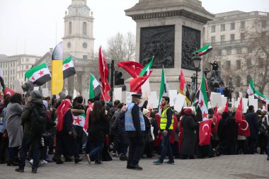 Londra, İngiltere - 17 Aralık 2016: Trafalgar Meydanı 'ndaki Halep Yürüyüşü' nde insanlar. Suriye soykırımını durdurmak için Londra 'da düzenlenen protestoya yüzlerce kişi katıldı.