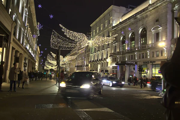 London England Dezember 2016 Menschen Spazieren Der Weihnachtszeit Durch Den — Stockfoto