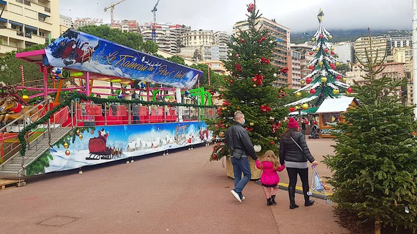 Monaco Monaco Dezember 2020 Menschen Gehen Über Den Weihnachtsmarkt Hafen — Stockfoto