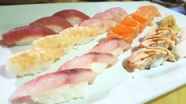 Tabakta servis edilen suşi çeşitleri.