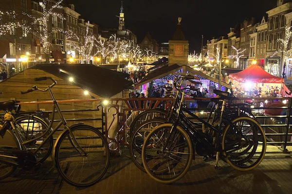荷兰莱顿 2018年12月24日 人们在运河中享受漂浮的圣诞市场 游艇上建造的市场是欧洲为数不多的浮动度假市场之一 — 图库照片