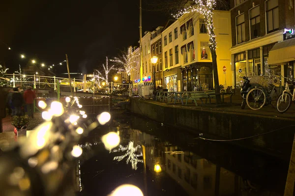 荷兰莱顿 2018年12月24日 人们在运河中享受漂浮的圣诞市场 游艇上建造的市场是欧洲为数不多的浮动度假市场之一 — 图库照片