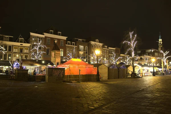 Leiden Holanda Dezembro 2018 Pessoas Desfrutando Mercado Flutuante Natal Canal — Fotografia de Stock