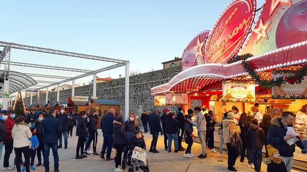 2011 Antibes France People Walking Christmas Market 마을에는 전통적 시장이 — 스톡 사진