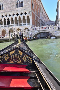Venedik, İtalya - 3 Ağustos 2016: İç Çekiş Köprüsü yakınlarındaki kanallarda gondolların keyfini çıkaran turistler. Gondollar şehirdeki en popüler ve romantik ulaşım araçlarıdır..