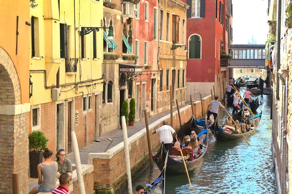 Venetië Italië Augustus 2016 Toeristen Genieten Van Gondels Een Kanaal — Stockfoto