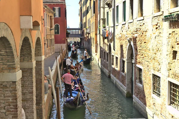 Venice Italy August 2016 Tourists Enjoying Gondolas Canal Gondolas Most — Stock Photo, Image