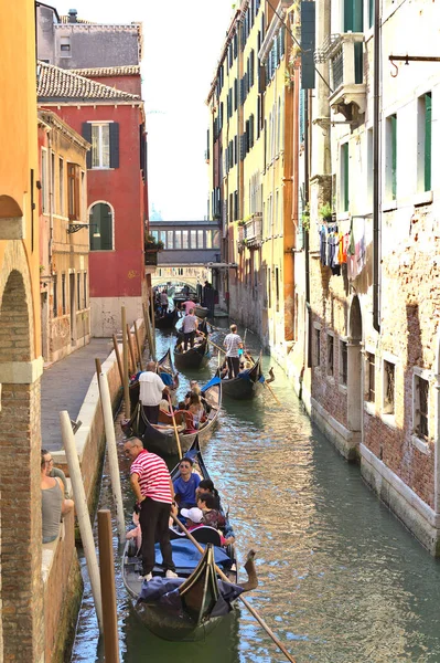 Venetië Italië Augustus 2016 Toeristen Genieten Van Gondels Een Kanaal — Stockfoto