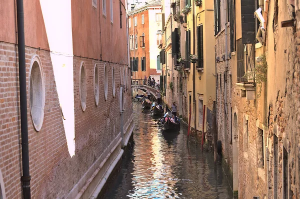 Venetië Italië Augustus 2016 Toeristen Genieten Van Gondels Een Kanaal — Stockfoto