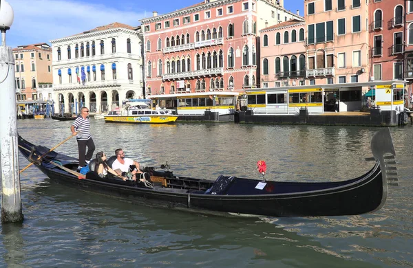 Venice Italy August 2016 Tourists Enjoying Gondolas Canal Gondolas Most — Stock Photo, Image