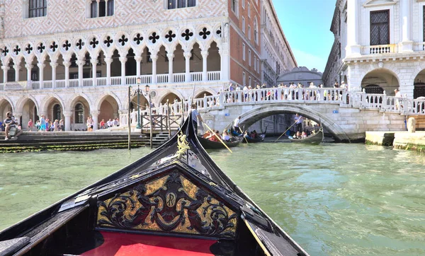 Venetië Italië Augustus 2016 Toeristen Genieten Van Gondels Grachten Bij — Stockfoto