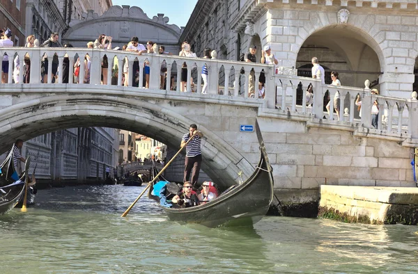 Velence Olaszország 2016 Augusztus Turisták Élvezik Gondolákat Sóhajok Hídja Melletti — Stock Fotó