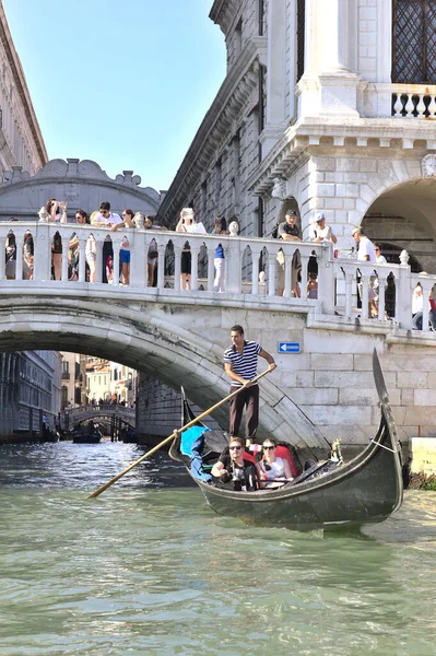 Venetië Italië Augustus 2016 Toeristen Genieten Van Gondels Grachten Bij — Stockfoto
