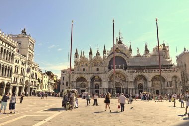 Venedik, İtalya - 3 Ağustos 2016: Saint Marks meydanında yürüyen turistler. Aynı zamanda La Piazza olarak da bilinir. St Mark Bazilikası ve iki Venedik simgesi olan Campanile 'in bulunduğu yerdir..