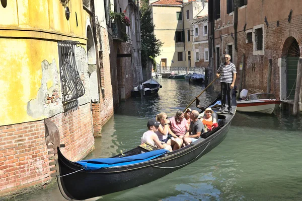Velence Olaszország 2016 Augusztus Turisták Élvezik Gondolákat Csatornában Gondolák Legnépszerűbb — Stock Fotó