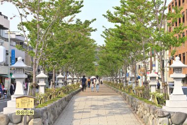 Kamakura, Japonya - 19 Nisan 2019: Wakamiya-Oji Bulvarı 'ndaki Dankazura yolunda yürüyen insanlar. Bu patika sahil boyunca Tsurugaoka Hachiman tapınağına gidiyor..