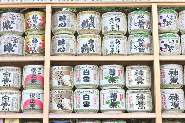 日本川村 2019年4月13日 Sake Containers Stacked Shelf Tsurugaoka Hachimangu Temple 日本传统的酒精饮料是通过发酵大米制成的 — 图库照片