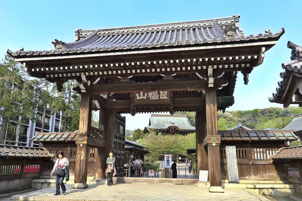 Kamakura Japan 2019年4月19日 在Kencho Ji寺外门行走的人 被称为 大福之门 该遗址是禅宗仁寨寺的主要寺庙之一 — 图库照片