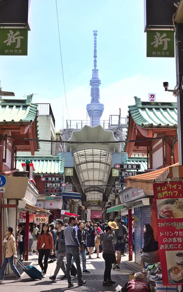 Tokio Japón Abril 2019 Gente Caminando Por Distrito Asakusa Con —  Fotos de Stock