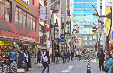 Tokyo, Japonya - 21 Nisan 2019: Shibuya bölgesinde yürüyen insanlar. Ticari ve iş merkezi meşhurdur. Ya da gece hayatı ve onun geçiş noktası..