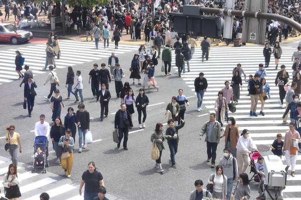 Tokyo Giappone Aprile 2019 Persone Che Camminano Nella Zona Shibuya — Foto Stock