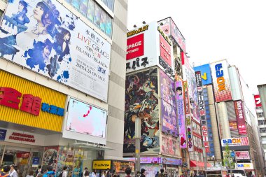 Tokyo, Japonya - 21 Nisan 2019: Akihabara bölgesinde yürüyen insanlar. Burası oyun ve anime dünyasının atmosferini yeniden yaratmasıyla ünlüdür..