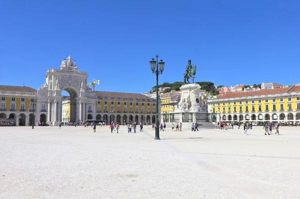 Lisbon Portugal June 2017 People Walking Praca Comercio Statue King — Stock Photo, Image