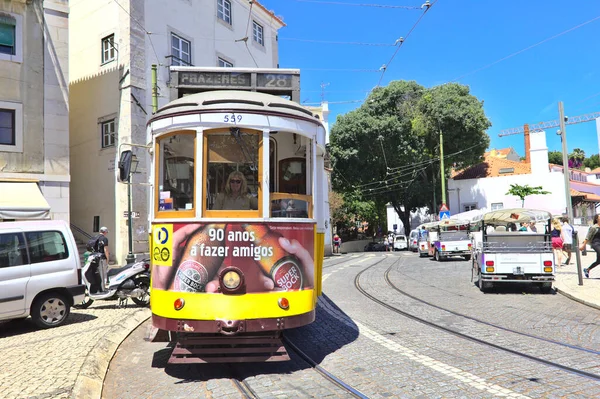 ポルトガル リスボン 2017年6月5日 市内中心部の路面電車で歩く人々 リスボン トラムウェイ ネットワークは1873年から存在し 5路線が含まれている — ストック写真