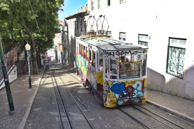 Lizbon, Portekiz - 5 Haziran 2017: Gloria Funicular 'ı bekleyen insanlar. Tramvay şehir merkezindeki Pombaline 'i Bairro Alto' ya bağlıyor..