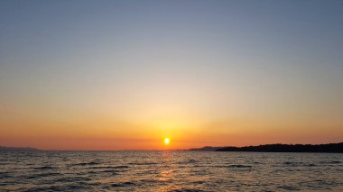 Okyanusun üzerinde güzel gökyüzü olan gün batımı