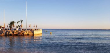 Juan les Pins 'de bir plajda gün batımı, Fransız Rivierası