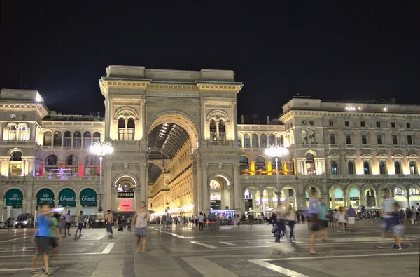 Milão Itália Agosto 2016 Pessoas Caminhando Praça Duomo Pela Galeria — Fotografia de Stock