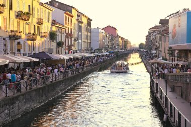 Milan, İtalya - 14 Ağustos 2016: Naviglio Grande 'de Tessin nehri kıyısında yürüyen insanlar. Bölge restoranları ve gece hayatıyla ünlüdür..