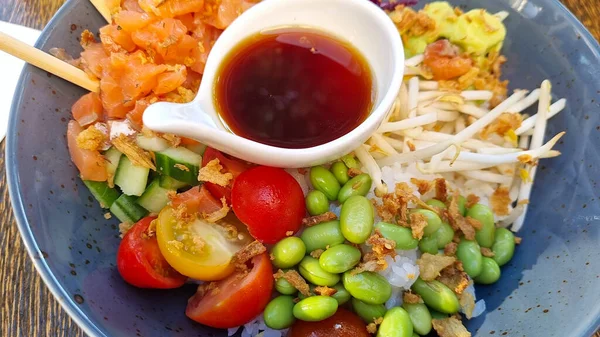 Poke Bowl Met Rauwe Zalm Rijst Groenten — Stockfoto