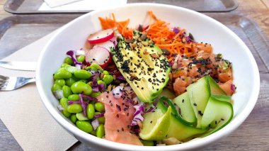 Çiğ somon, pirinç ve sebzeli dürt.