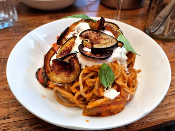 Spaghetti Mit Tomatensauce Mozzarella Basilikum Und Auberginen — Stockfoto