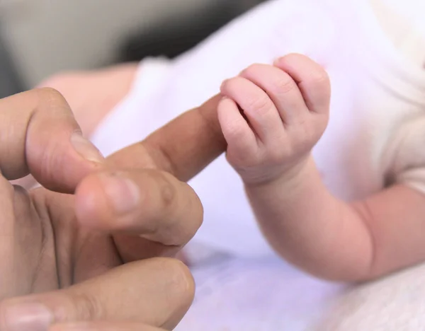 Mano Neonata Che Tiene Dito Adulto — Foto Stock