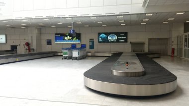 Nice, Fransa - 9 Mayıs 2016: Nice Cote d 'Azur havaalanında boş bagaj atlıkarınca. Havaalanı Fransa 'nın en yoğun havaalanlarından biridir, özellikle yaz aylarında..