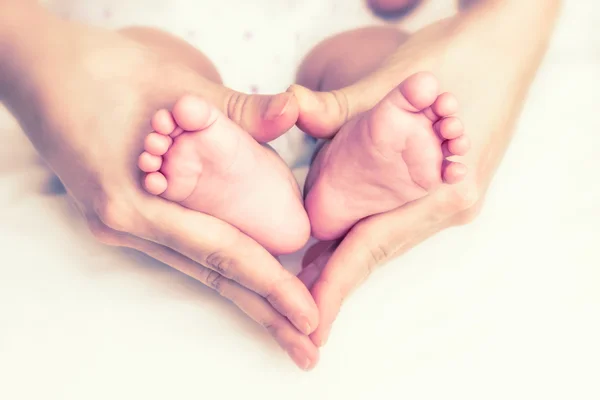 Baby feet in the mother hands — Stock Photo, Image