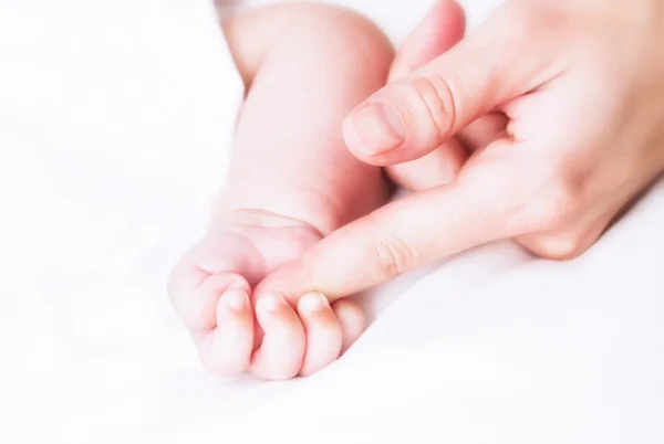 Dedo de madre y mano de bebé — Foto de Stock